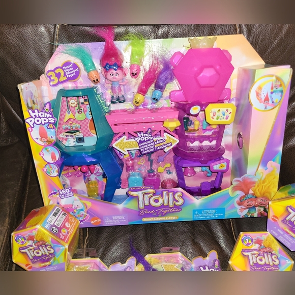Trolls Band Together Bundle 1 Mount Rageous Playset, 4 Pom Poms, 2 Hair Pops New - Picture 2 of 10